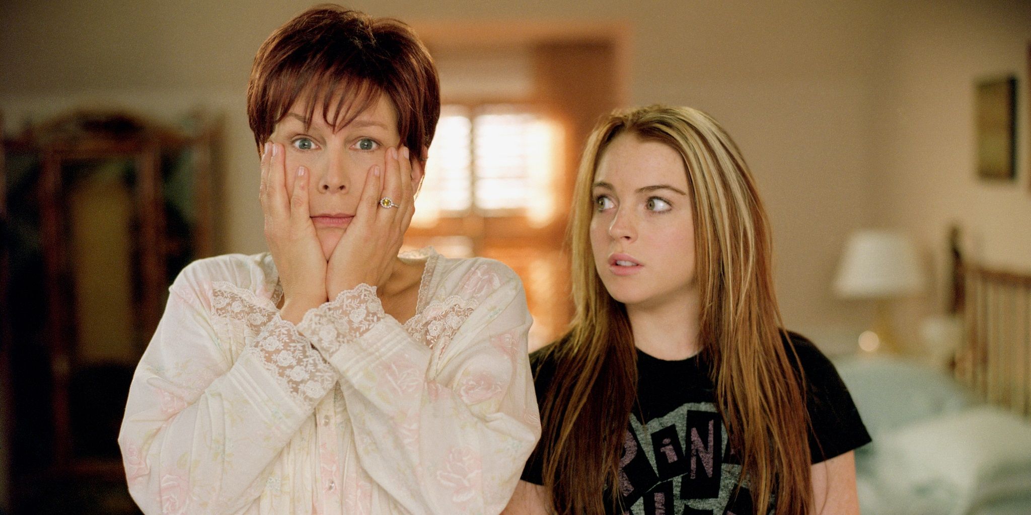 Lindsay Lohan y Jamie Lee Curtis tienen una extraña reunión de viernes de 20 años en una nueva imagen