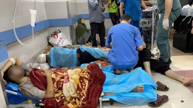 Pacientes y personal médico abandonan el hospital Al Shifa, asediado por Israel