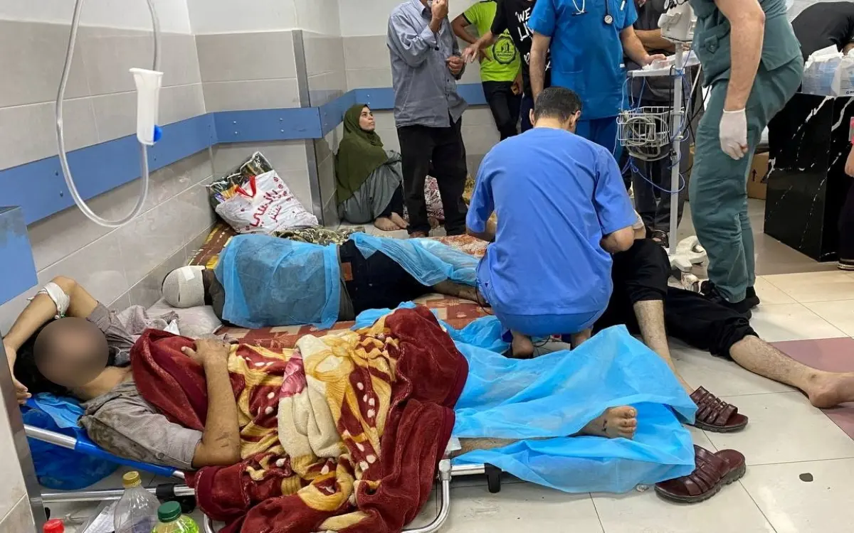 Pacientes y personal médico abandonan el hospital Al Shifa, asediado por Israel