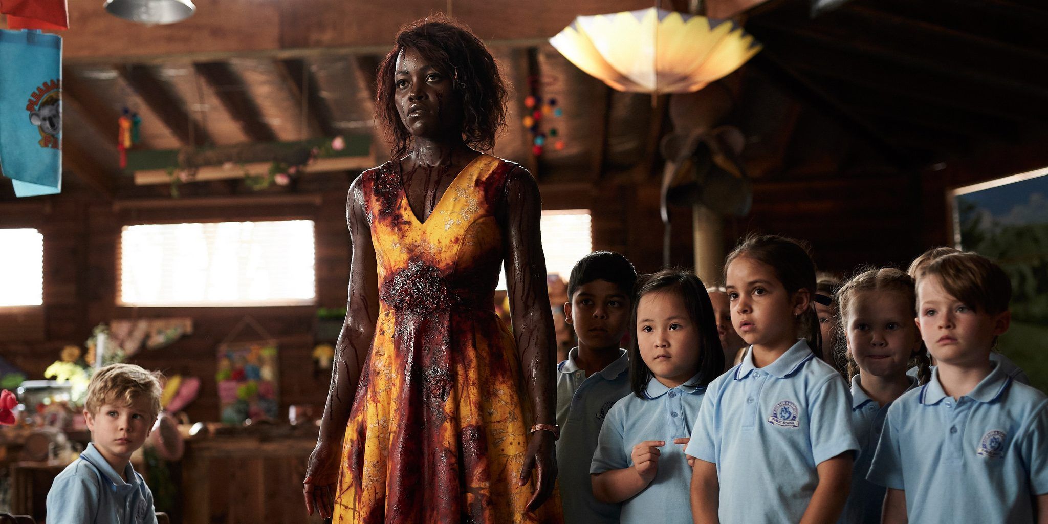 Tráiler de Little Monsters: Lupita Nyong’o lucha contra zombis como maestra de jardín de infantes
