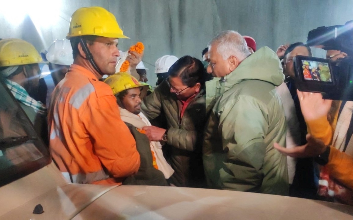Tras dos semana atrapados, rescatan a trabajadores de túnel de la India