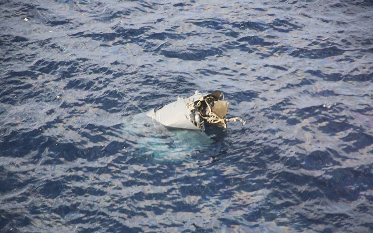 Un avión del Ejército de EU se estrella en aguas de Japón con 8 tripulantes