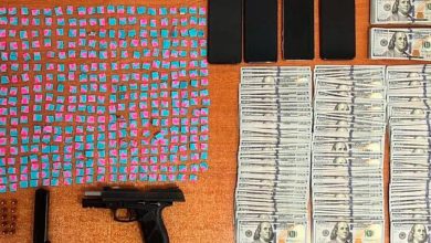 Video | Detienen a 3 personas con 50 mil dólares, un arma y 500 dosis de droga en CDMX