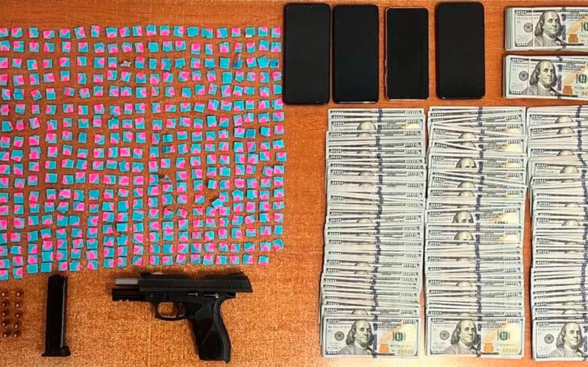 Video | Detienen a 3 personas con 50 mil dólares, un arma y 500 dosis de droga en CDMX