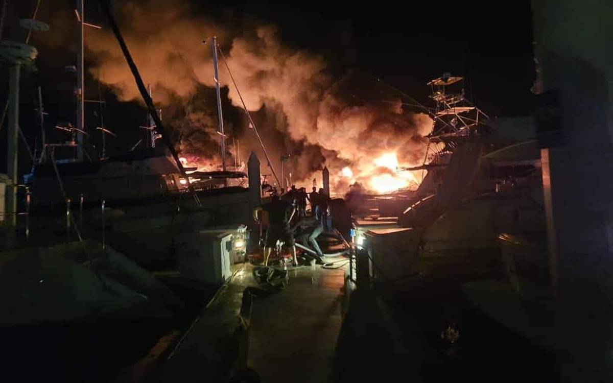 Video | Incendio consume embarcaciones en La Paz, BCS