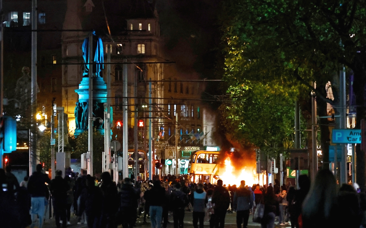 Videos | Antiinmigrantes incendian y saquean tiendas en Dublín tras apuñalamiento