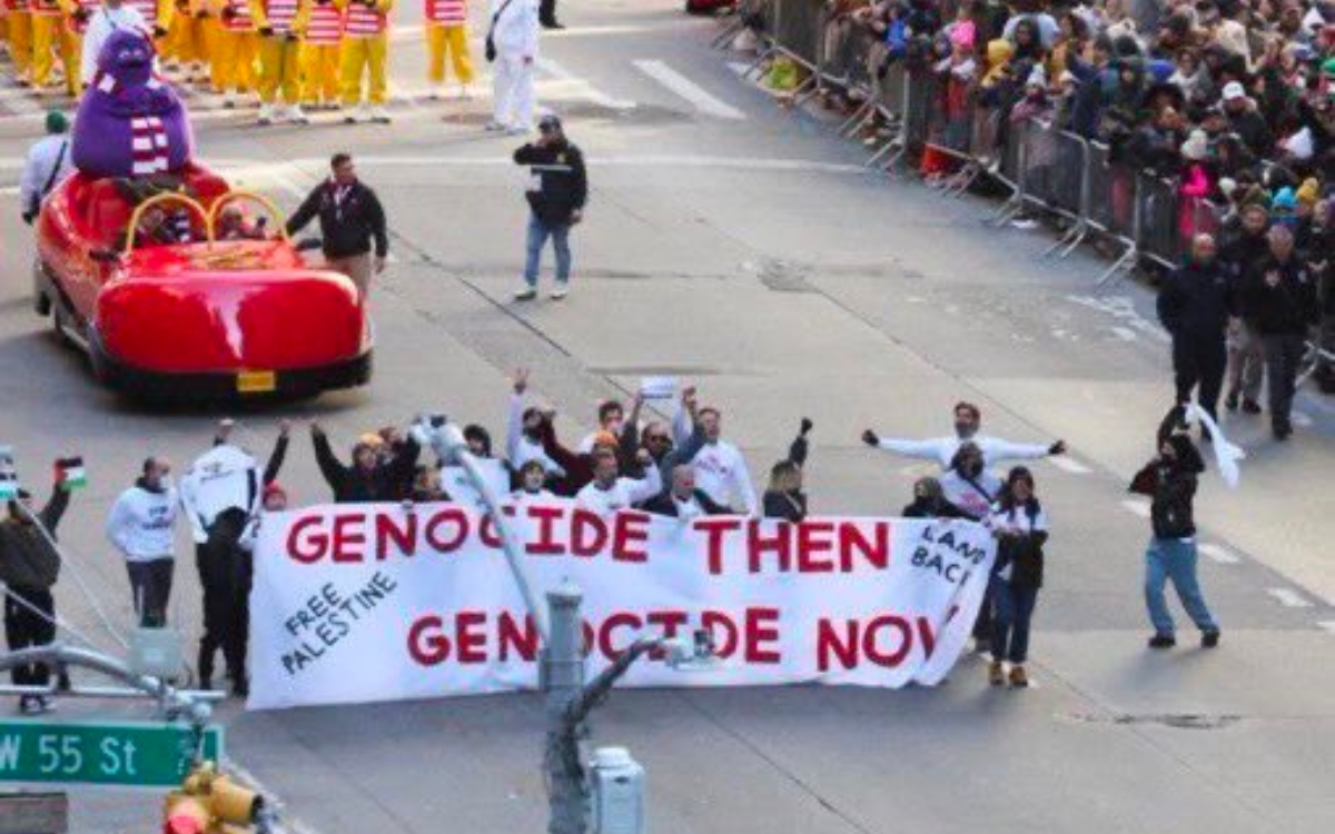 Videos | Exigen 'Alto al genocidio' en Gaza durante desfile de Thanksgiving en NY