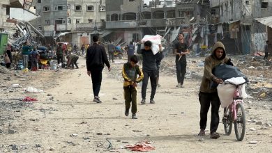‘No hay nada para cobijar a una familia’: palestinos aprovechan la tregua para buscar entre los escombros de sus casas