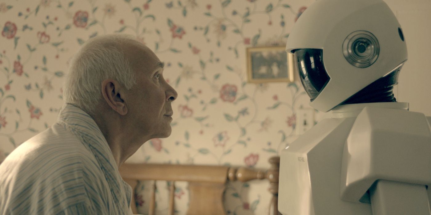 Frank Langella como Frank Weld hablando con Peter Sarsgaard como la voz de Robot en Robot & Frank