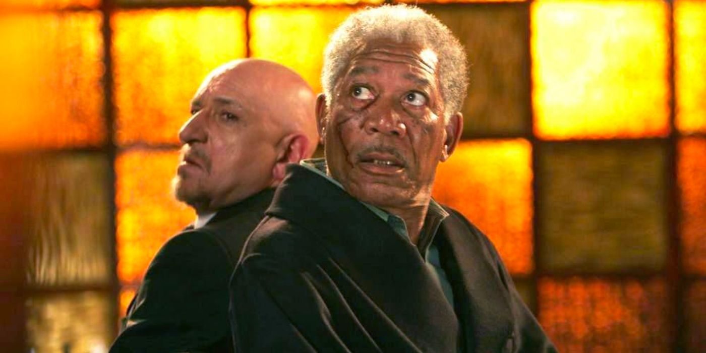 Ben Kingsley y Morgan Freeman en Lucky Number Slevin sentados espalda con espalda