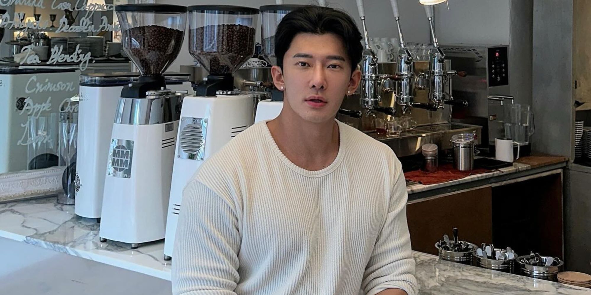 Lee Jin-seok en su cafetería