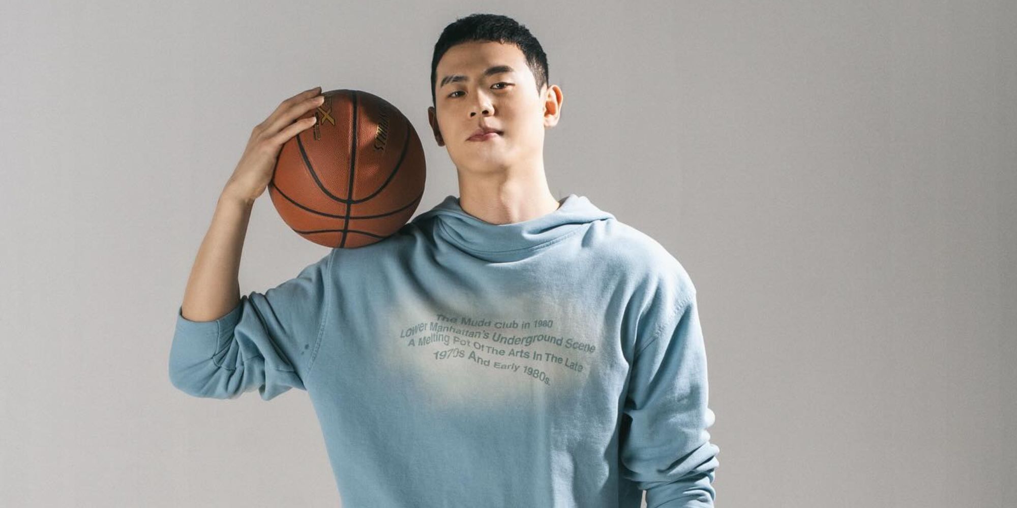 Lee Gwan-hee posa con baloncesto