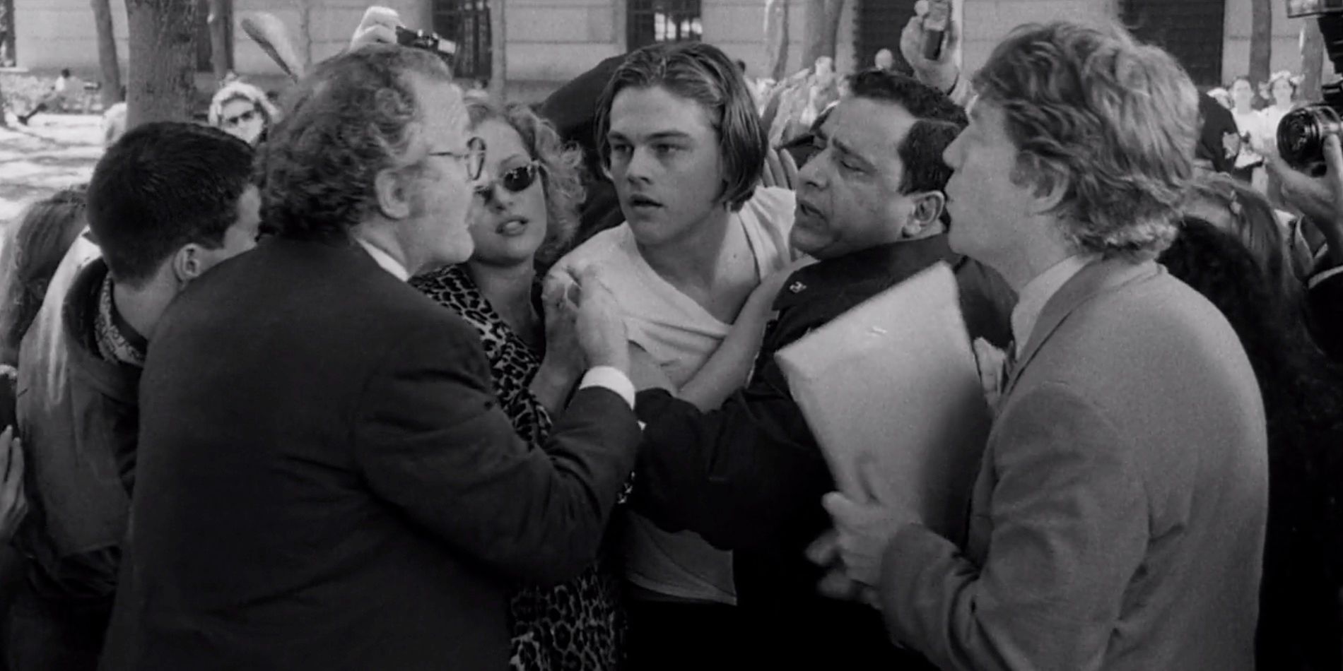 Leonardo DiCaprio rodeado de paparazzi en Celebrity de Woody Allen.