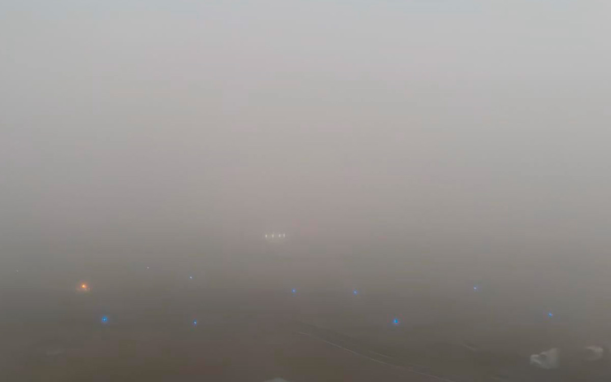 AICM reanuda despegues y aterrizajes suspendidos por banco de niebla