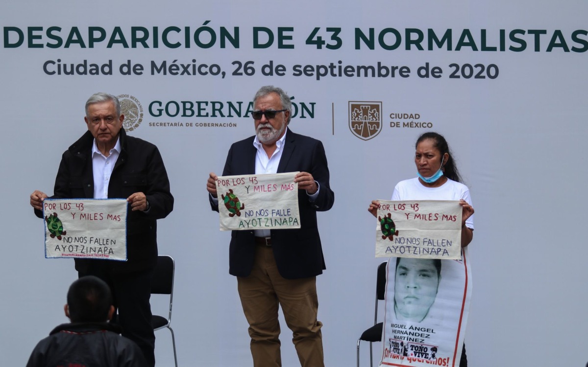 AMLO quita candado a todos los archivos de Ayotzinapa a familiares de los 43 desaparecidos