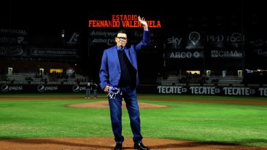 Alfonso Durazo entrega llave del estadio de Sonora a Fernando Valenzuela | Video