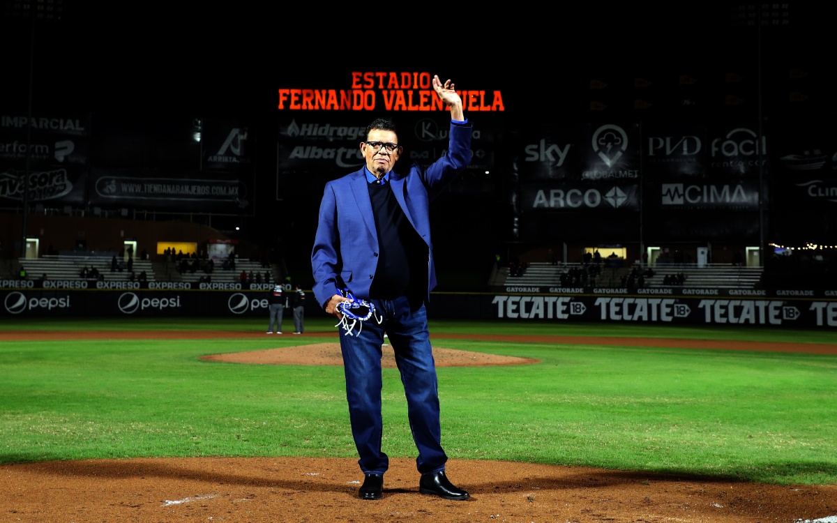 Alfonso Durazo entrega llave del estadio de Sonora a Fernando Valenzuela | Video
