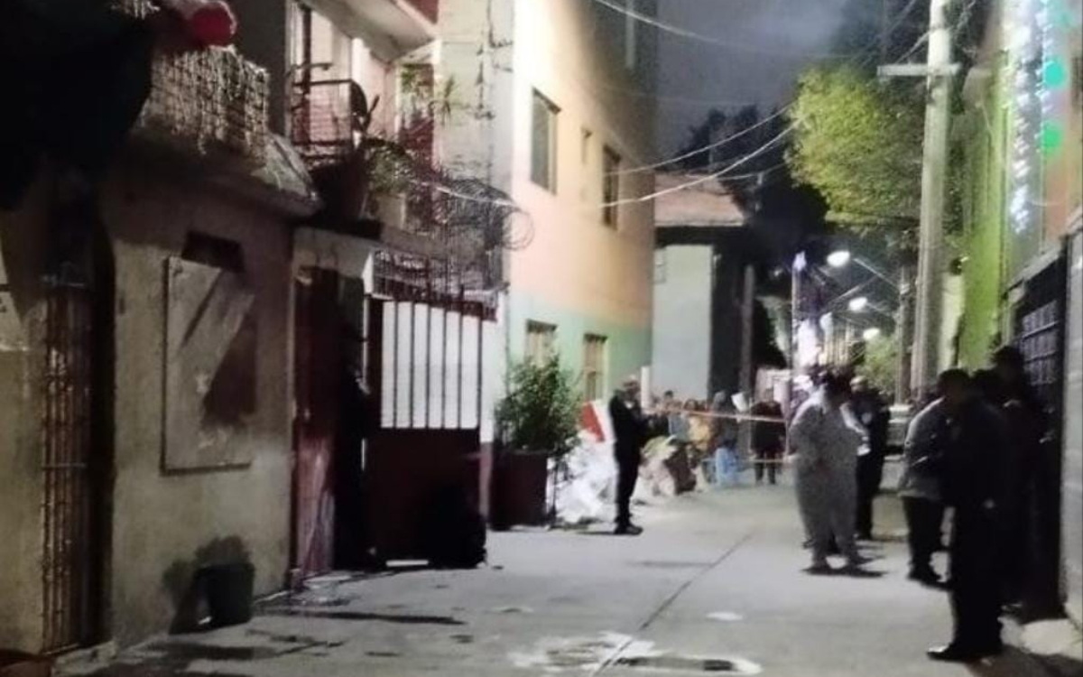 Bomberos sofocan incendio y descubren presunto feminicidio en Iztacalco