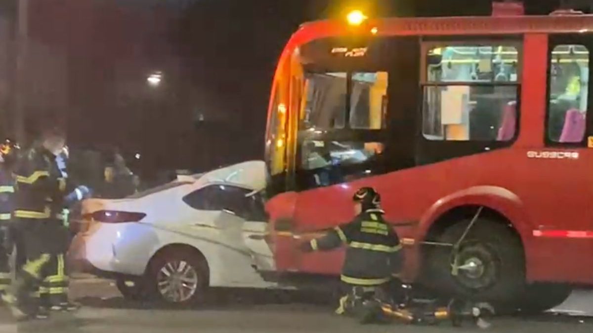 CDMX Fuerte choque de automóvil con Metrobús deja un muerto La Neta Neta