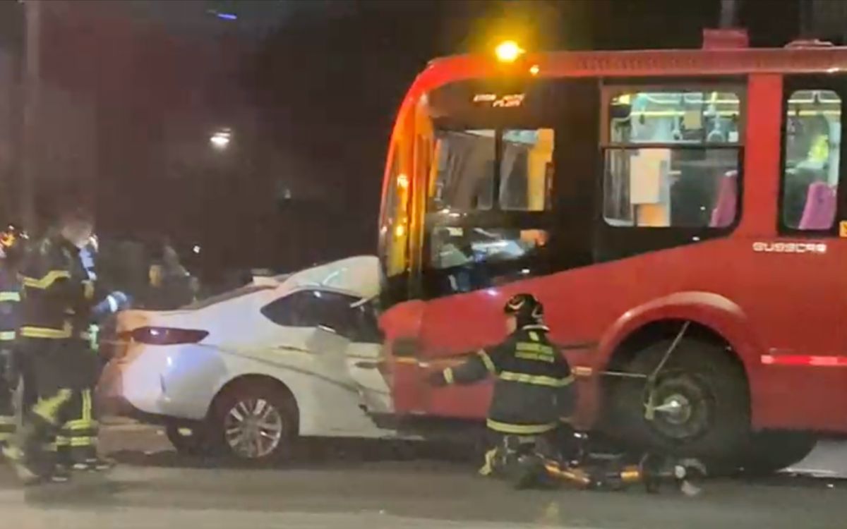CDMX: Fuerte choque de automóvil con Metrobús deja un muerto