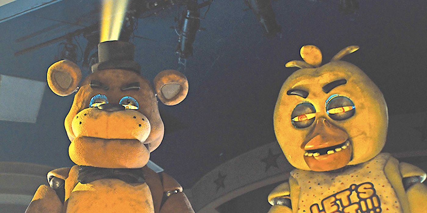Dos animatrónicos fruncen el ceño ante la cámara en Five Nights at Freddy's 2023