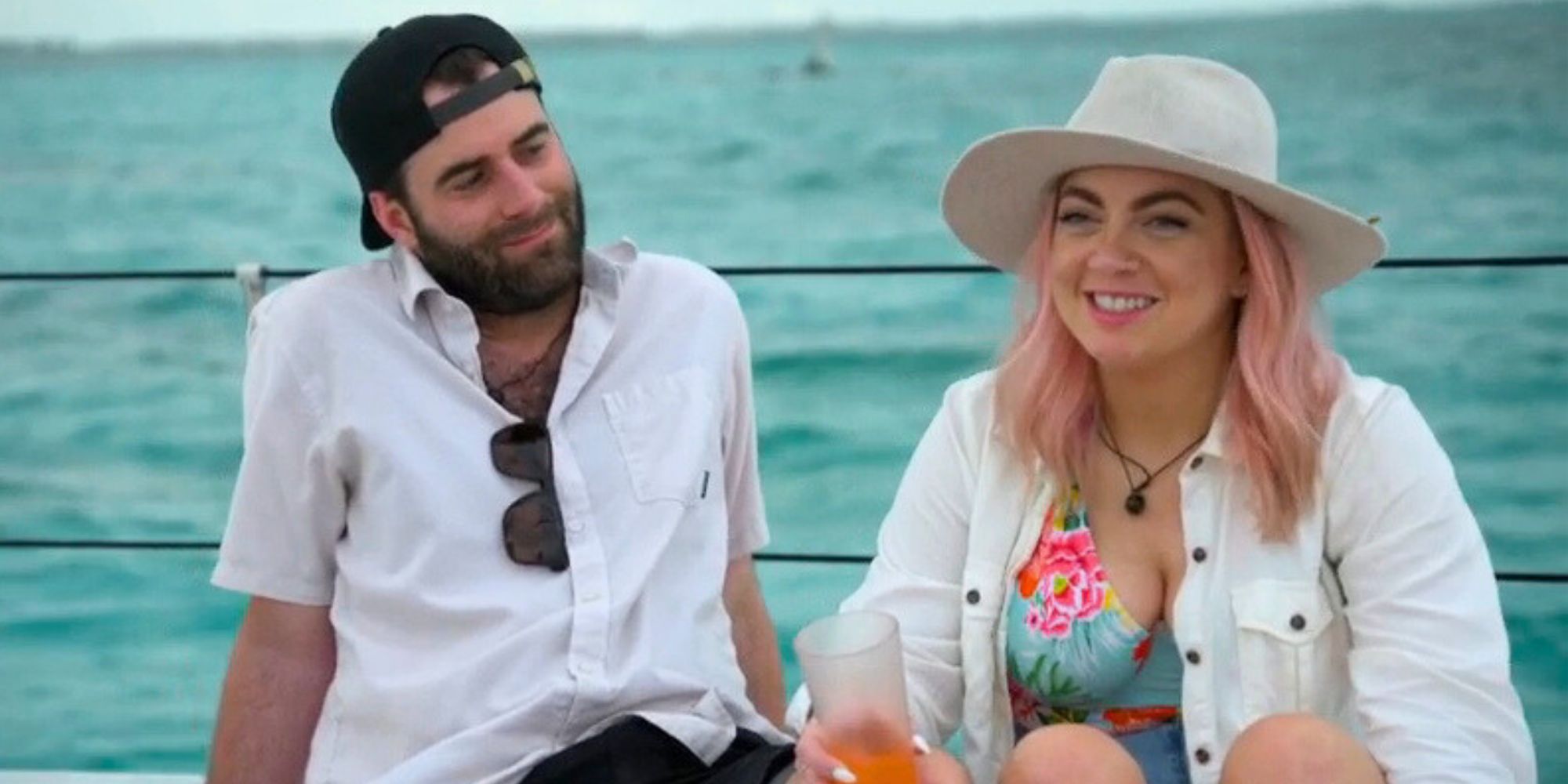 Becca y Austin de MArried at First Sight temporada 17 sentados en un barco hablando