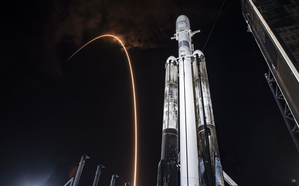 Cohete propulsor de SpaceX se parte en dos cuando era transportado a Florida