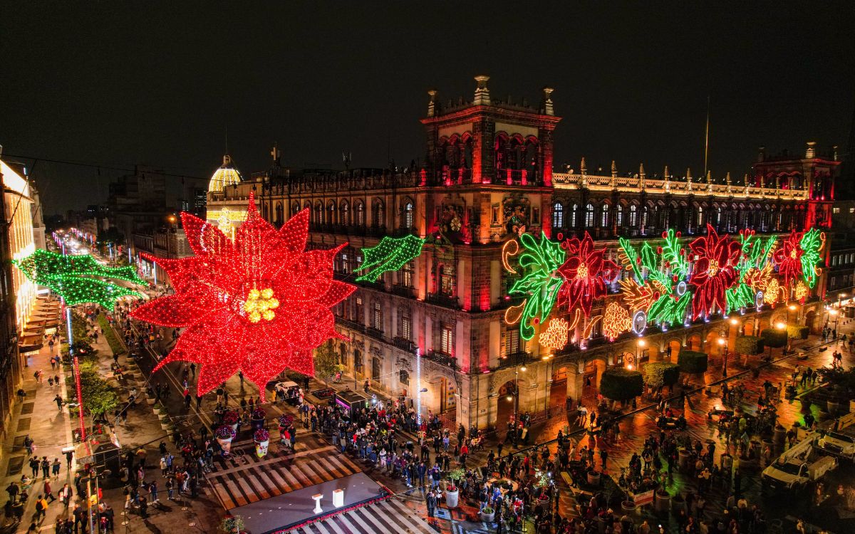 El Zócalo y el centro histórico de la Ciudad de México se iluminan por la Navidad | Fotos
