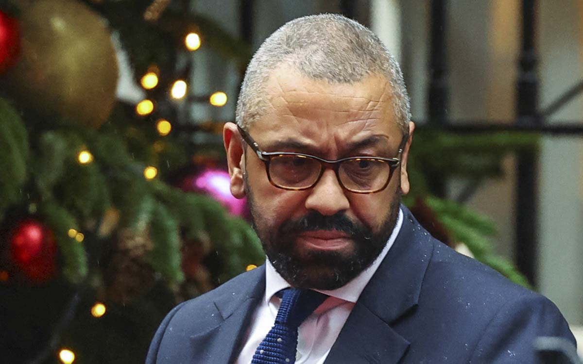 El ministro del Interior británico pide disculpas por una ‘broma’ sobre sedar a su esposa