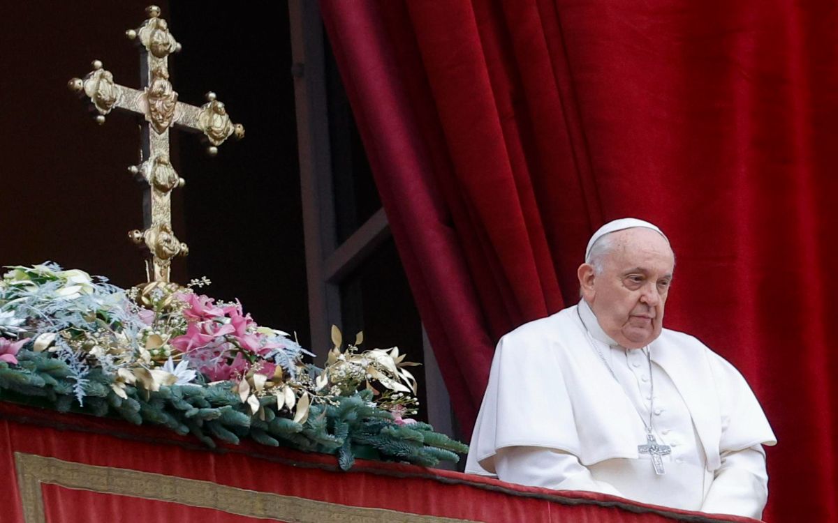 El papa lamenta que "el mundo se ríe de los cristianos"