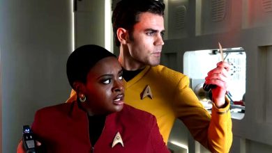 El "perfecto" Kirk de Strange New Worlds evitó que Uhura tocara "fondo", dice la actriz de Star Trek
