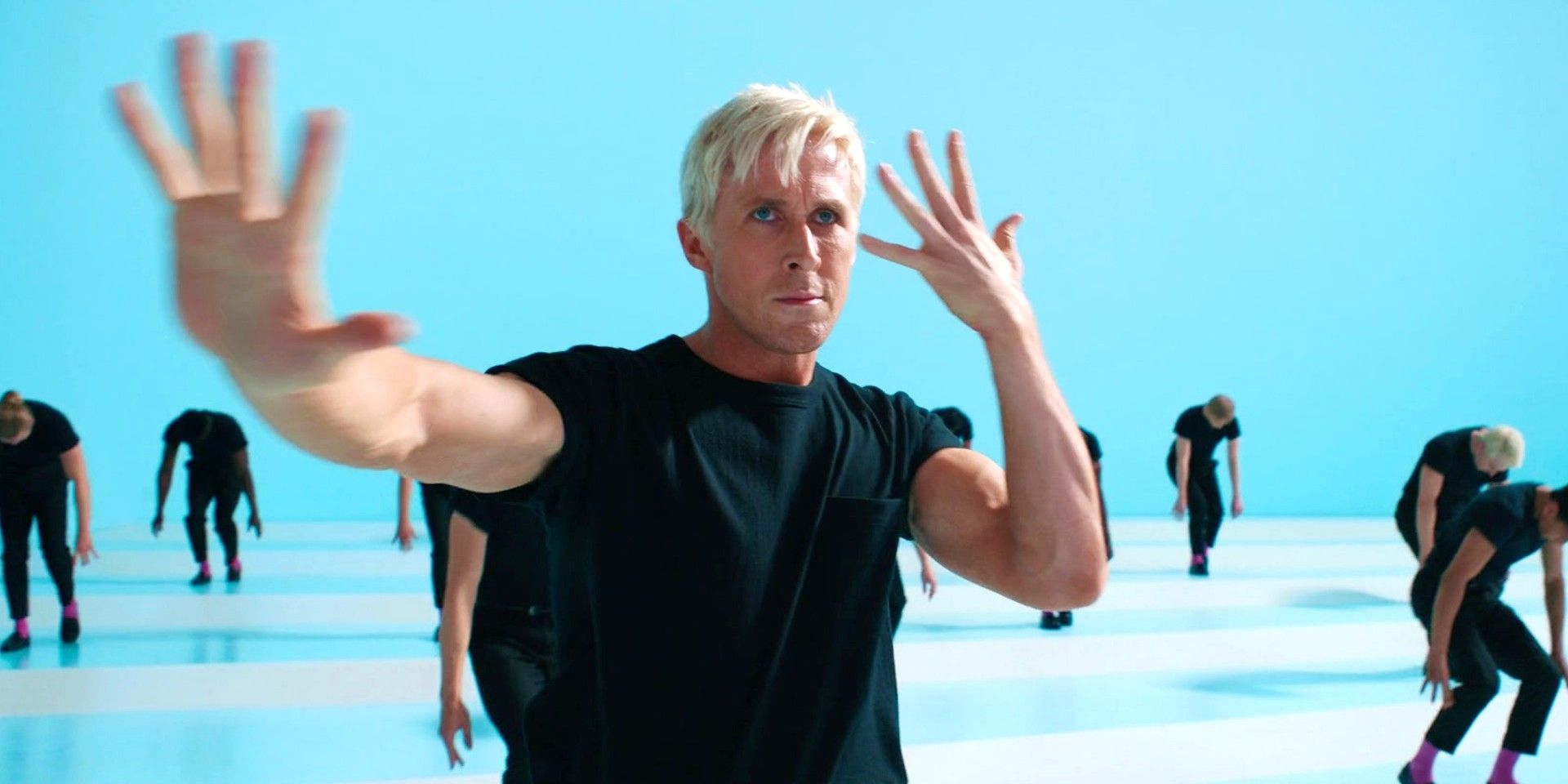 “I’m Just Ken” de Barbie obtiene un toque navideño con Ryan Gosling interpretando una canción viral en un nuevo video