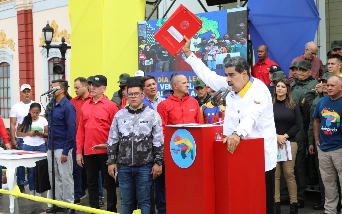 Maduro firma decretos que acelera la anexión de zona disputada con Guyana
