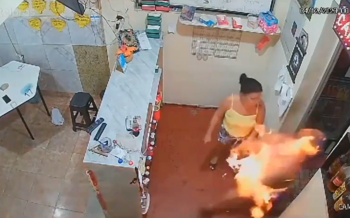 Mujer prende fuego a su esposo en un local en Brasil | Video