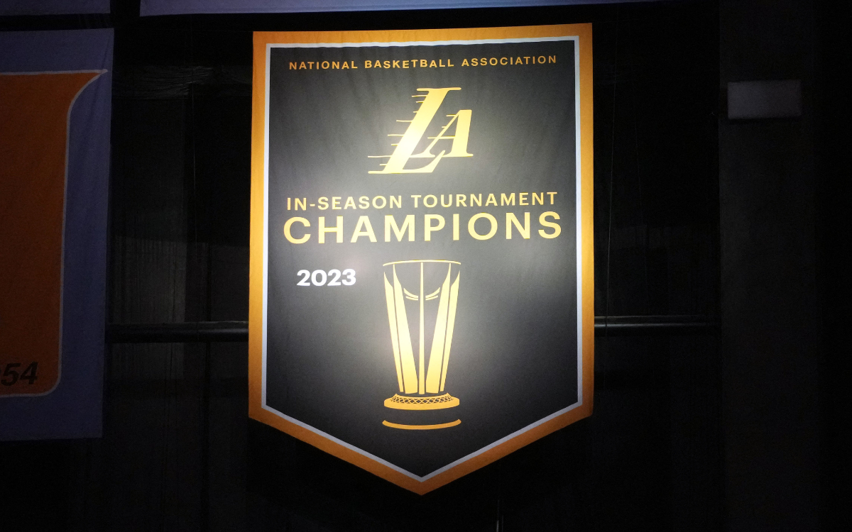 NBA: Lakers cuelgan el primer ‘banner’ de campeones de la Copa NBA | Video
