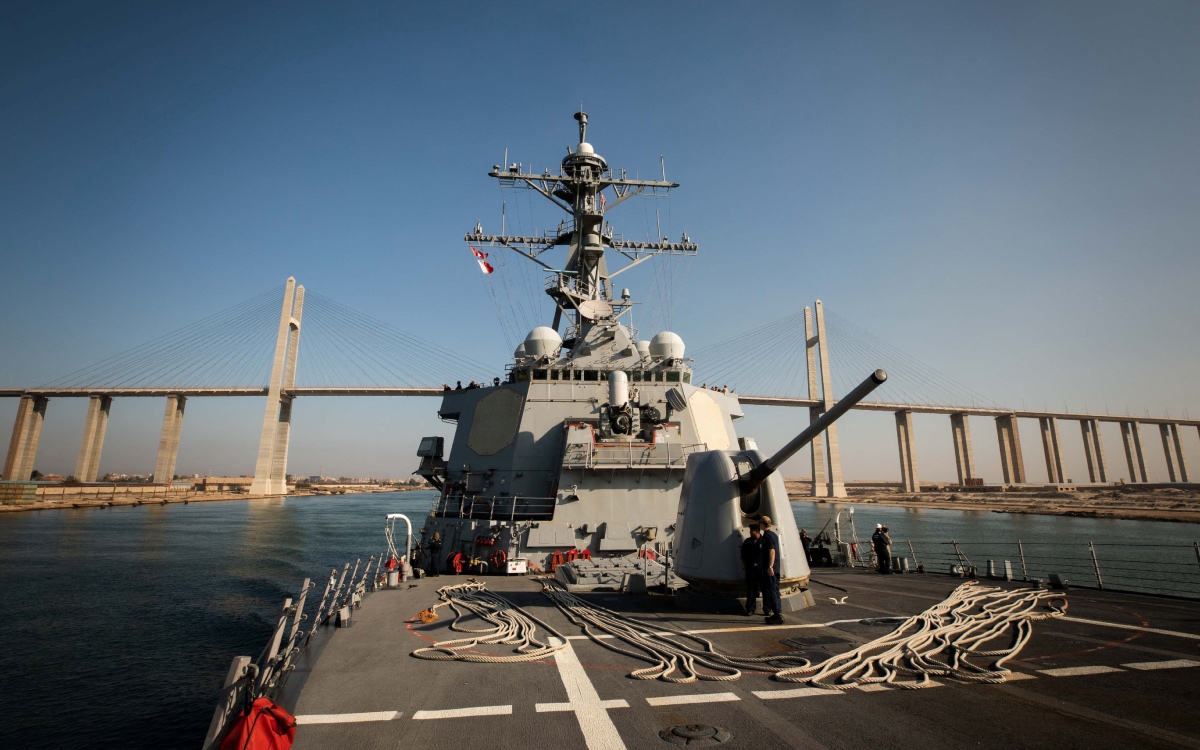 Pentágono: Buque de guerra de Estados Unidos y varios barcos atacados en el Mar Rojo