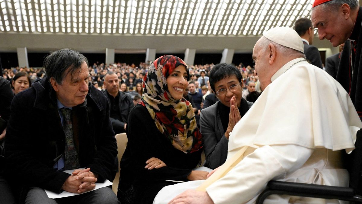 Premios Nobel entregan al papa Francisco la 'Declaración para la Fraternidad Humana'