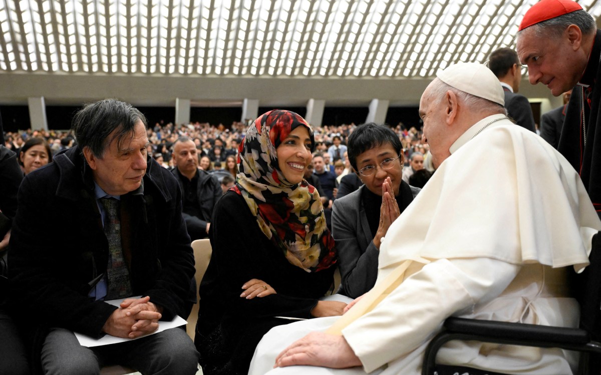 Premios Nobel entregan al papa Francisco la ‘Declaración para la Fraternidad Humana’