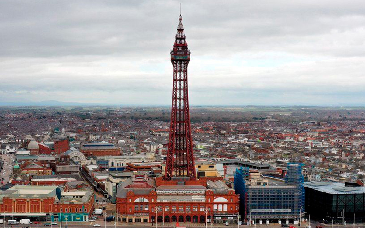 Reportan incendio en la Torre de Blackpool | Video