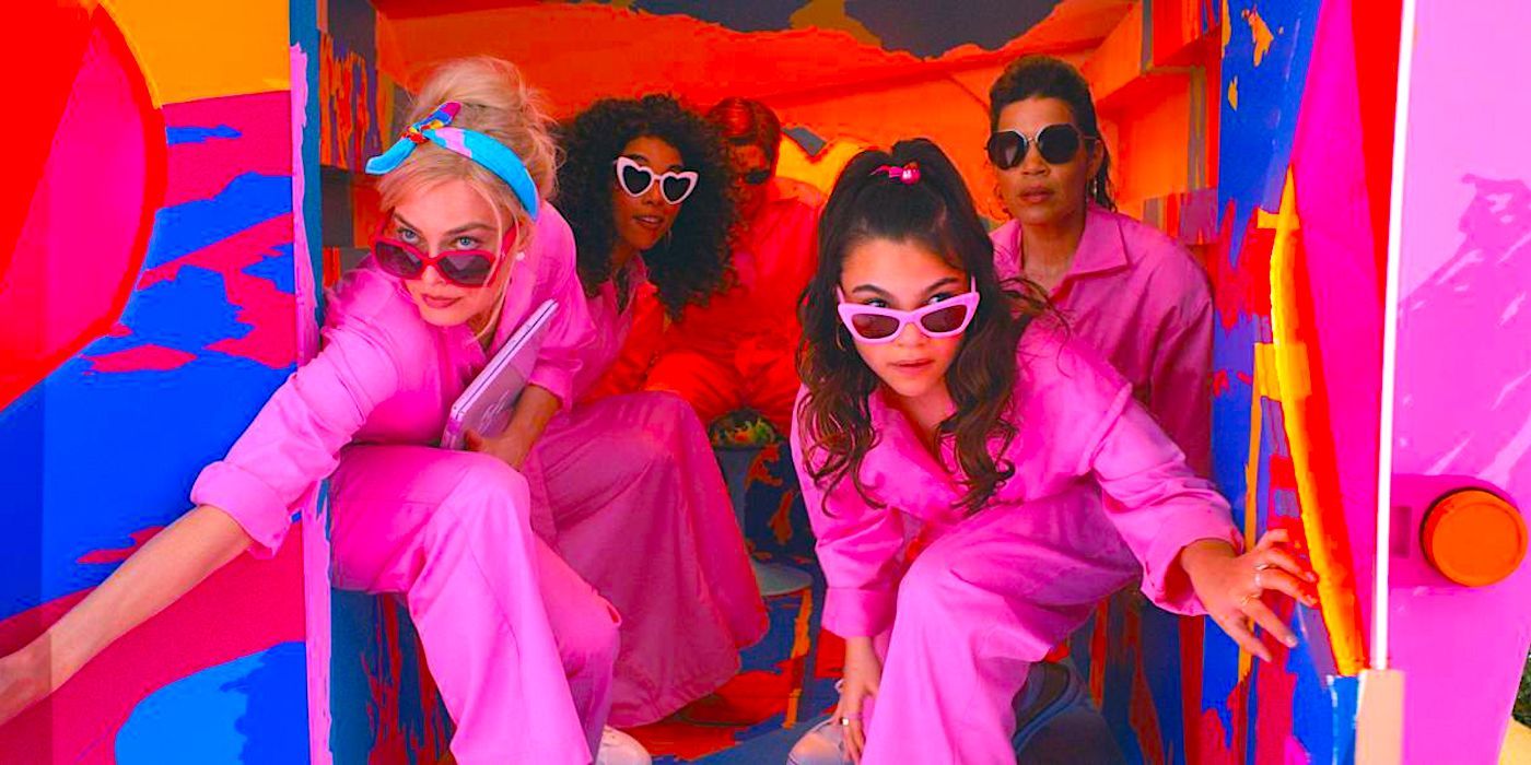 Escena de la película Barbie con Margot Robbie, Alexandra Shipp, Ariana Greenblatt, America Ferrera y Michael Cera