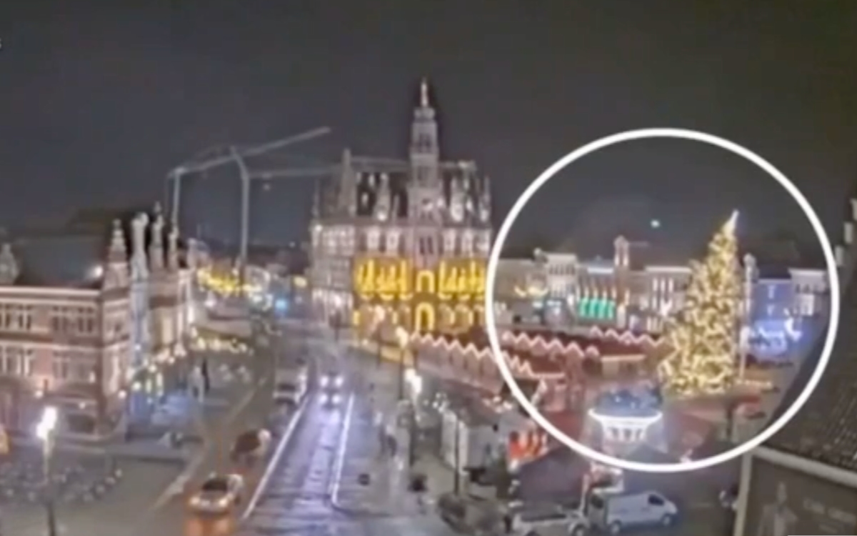 Videos | Árbol de navidad gigante se desploma y mata a mujer en Bélgica