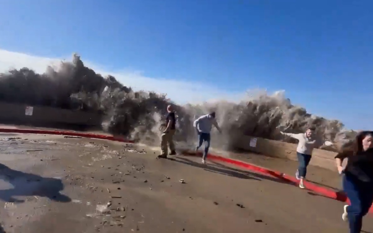 Videos | Gigantesca ola sorprende a personas en costas de California; 8 heridos