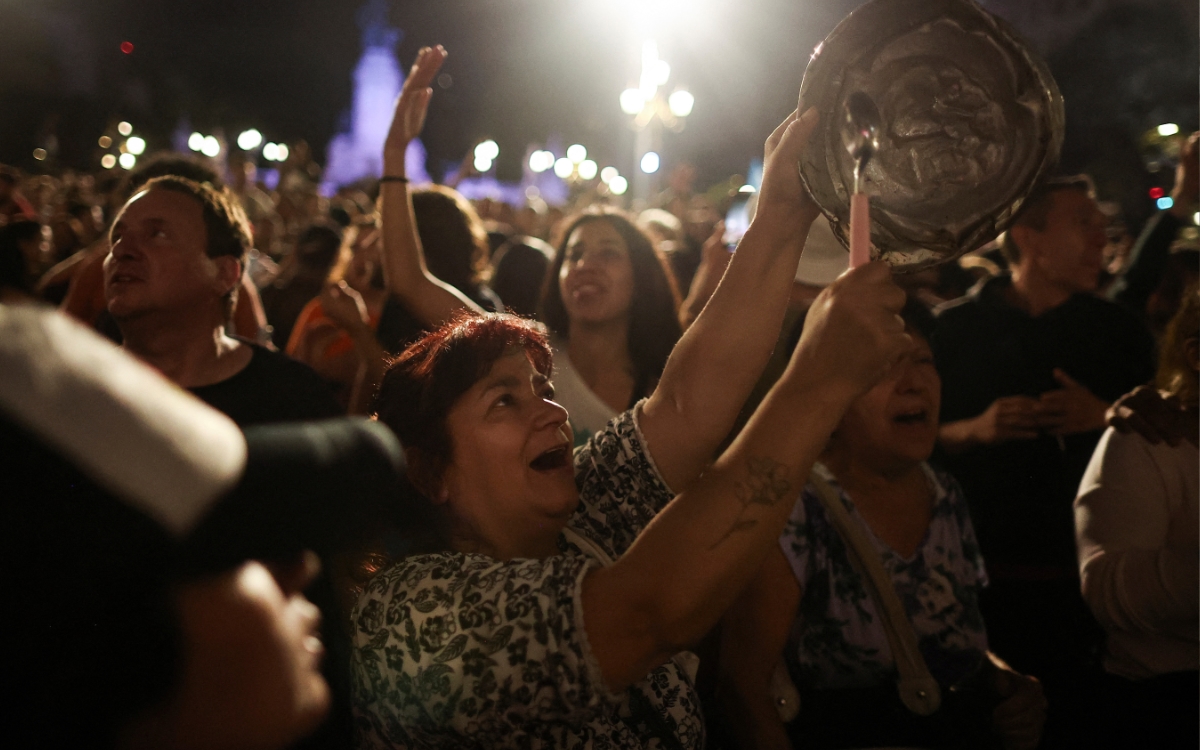 Videos | Miles de argentinos protestan con cacerolas contra reformas de Milei