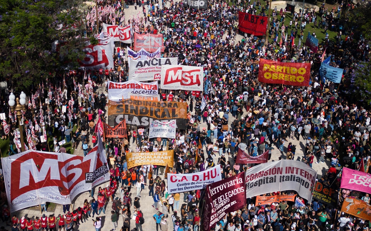 Videos | Miles protestan en la Plaza de Mayo de Buenos Aires contra los recortes de Milei
