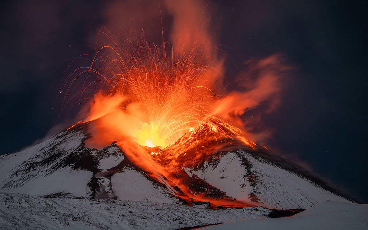 Volcán Etna se reactiva tras 250 'minierupciones' | Video