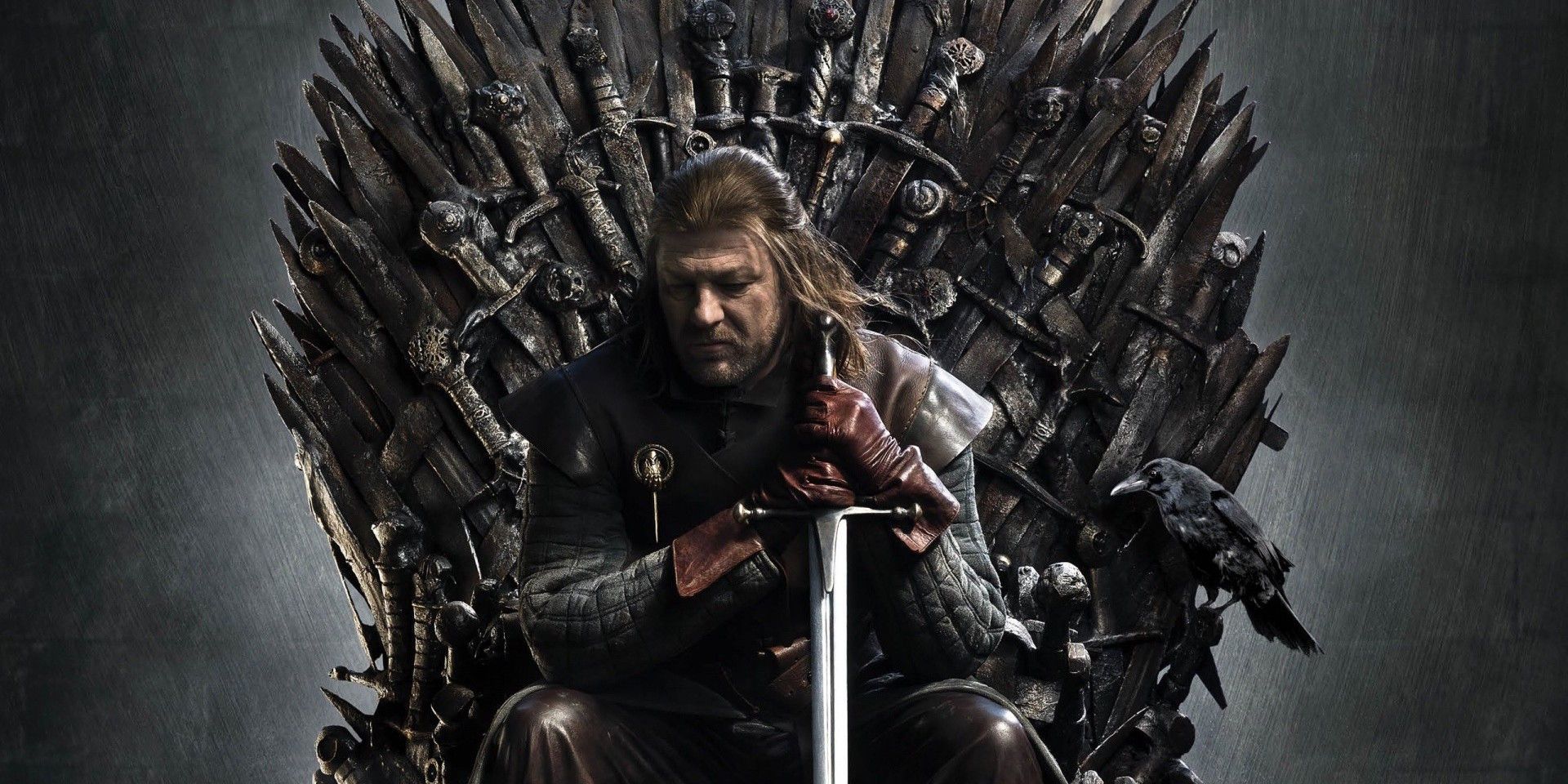 Sean Bean como Ned Stark en el Trono de Hierro en una imagen promocional de Juego de Tronos.
