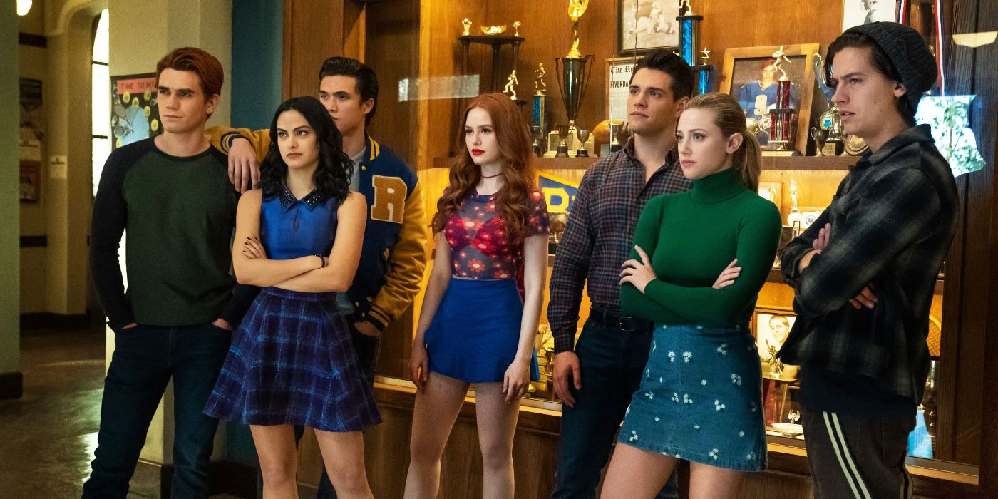 Archie, Veronica, Reggie, Cheryl, Kevin, Betty y Jughead frente a una vitrina de premios en la escuela de Riverdale