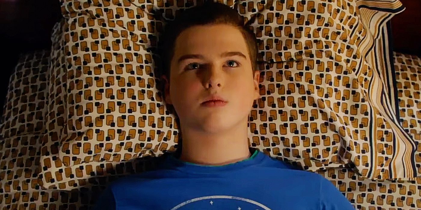 Sheldon acostado en su cama mirando al techo en la temporada 6 de Young Sheldon