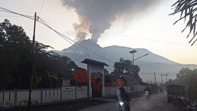 Al menos 1,500 evacuados por erupción de volcán en Indonesia