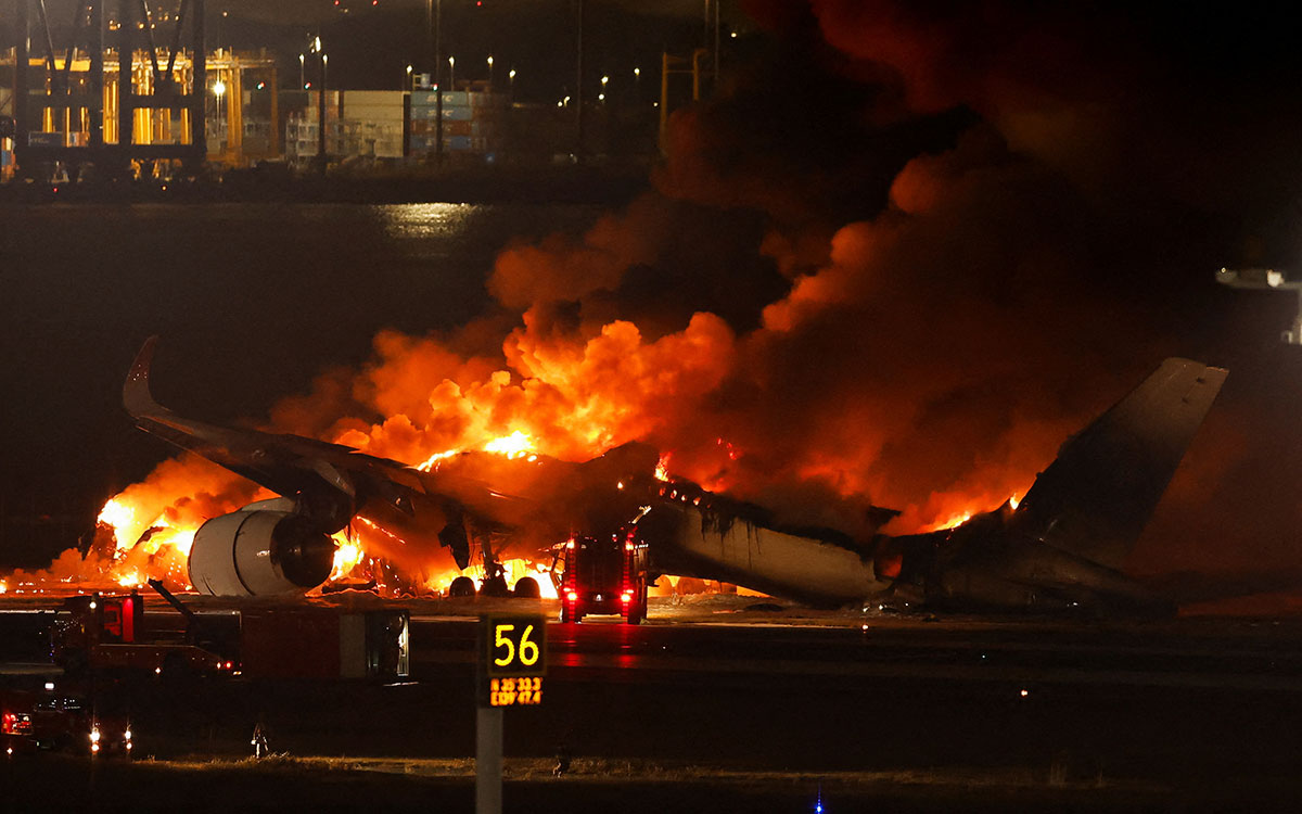 Avión de Japan Airlines se incendia con 379 personas a bordo | Video